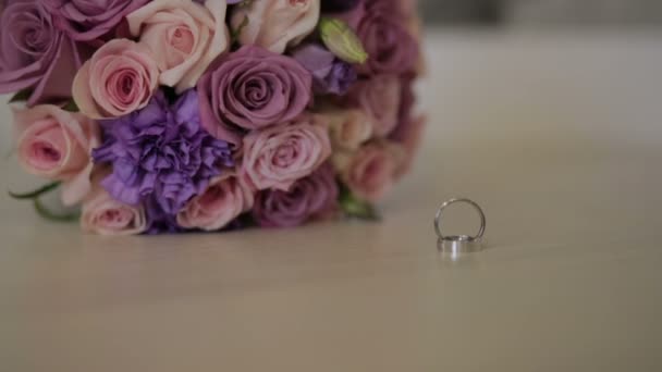 结婚戒指和婚礼花束。在花束上的结婚戒指。婚礼属性. — 图库视频影像