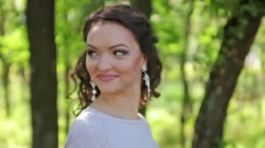 Kadın bir ormanda yürüyüş ışığı elbiseyle, park