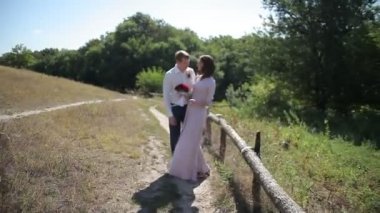 Yeni evli çift ayakta Park