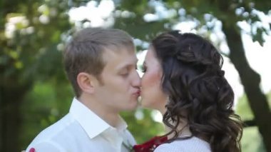 Gelin ve damat öpüşme ve düğün gününde gülümseyen.