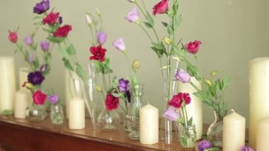 çiçekler ve mumlarla süslenmiş