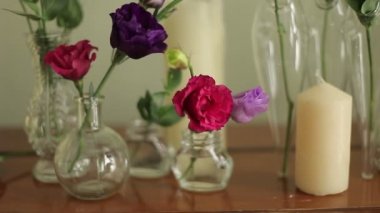 çiçekler ve mumlarla süslenmiş