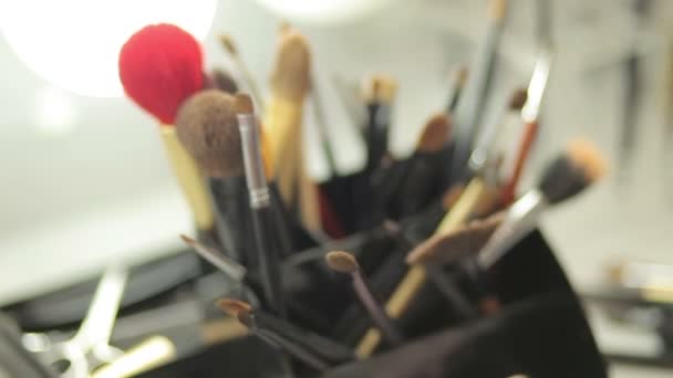 Набор кистей для макияжа на столе — стоковое видео
