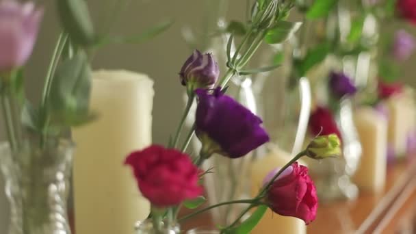 Decorado com flores e velas — Vídeo de Stock