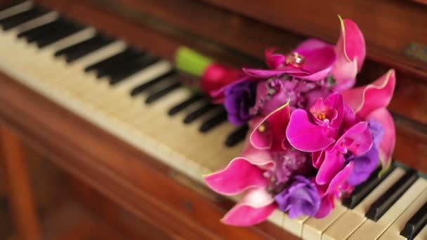 Old beautiful piano with bouquets of flowers — Stock Video