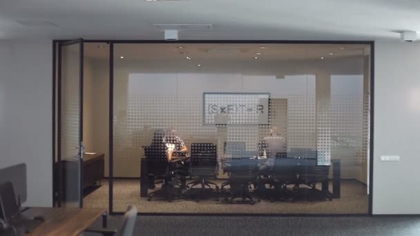 Podnikatelé v moderní kancelářské budovy