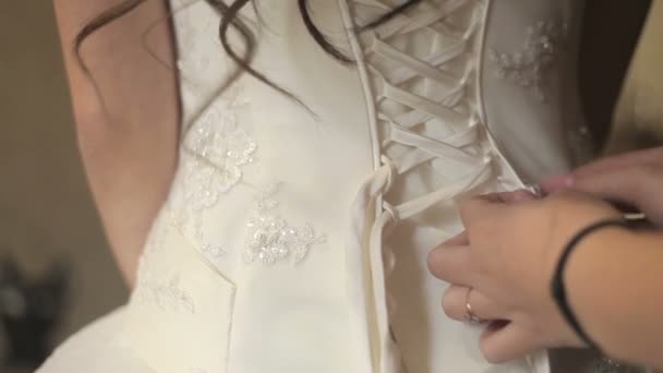 Schnürung eines Korsetts aus einem Hochzeitskleid — Stockvideo