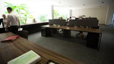 zaman atlamalı birlikte büyük modern ofisinde çalışan meşgul ofis işçi