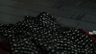 Closeup farklı çok renkli kıyafetler, dergi içine düşen doku.