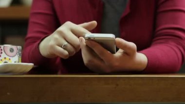 bir akıllı telefon olan kadın