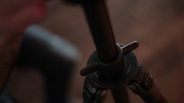 Genç fotoğrafçı bir tripod ile dijital slr kamera ile fotoğraf çekmek