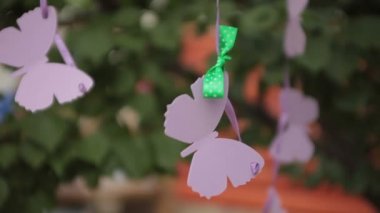 Kağıt kelebekler açık asılı