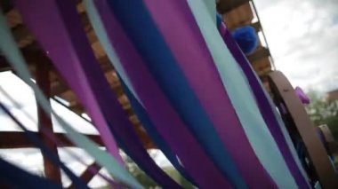 Renkli kurdeleler rüzgarda çırpınan