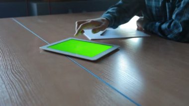 Ofiste bir dijital tablet kullanan adam