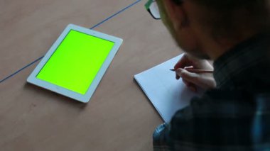 Ofiste bir dijital tablet kullanan adam