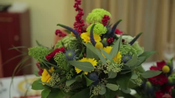 Bukett av blommor i en vas, blomma dekorationer — Stockvideo