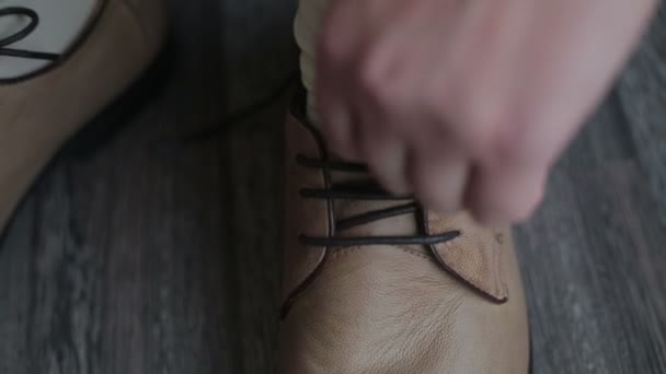 Человек примеряет шнурки — стоковое видео