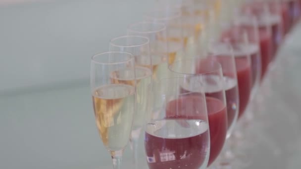 Many glasses of champagne on the table — Stock Video