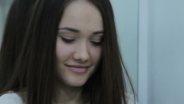 Tæt på, et lykkeligt udtryk på en kvindes ansigt – Stock-video