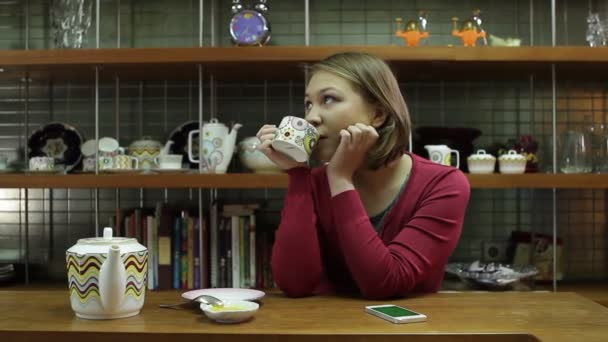 Joven bonita mujer bebiendo té y sueños, emociones — Vídeos de Stock