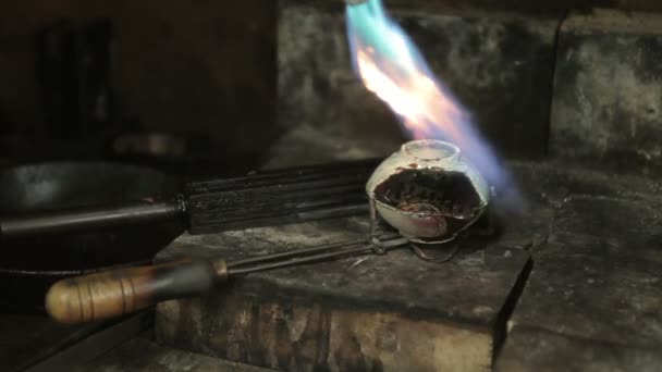 Imagens de vídeo de fusão dowm metal em uma jóia, queimadura de metal — Vídeo de Stock