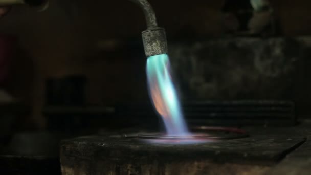 Video footage of melting dowm metal in a Jewelry, metal burn — Stock Video