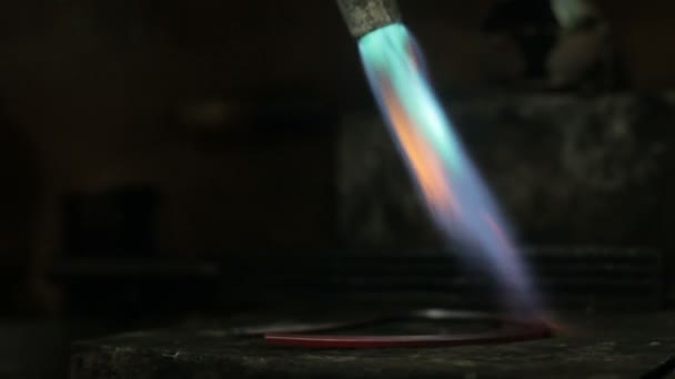 Imagens de vídeo de fusão dowm metal em uma jóia, queimadura de metal — Vídeo de Stock