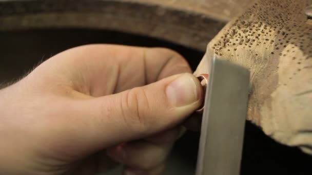 Joyas de oro pulido, anillo de oro pulido — Vídeos de Stock