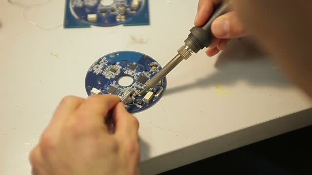 Tehnician repararea plăcii electronice cu fier de lipit . — Videoclip de stoc