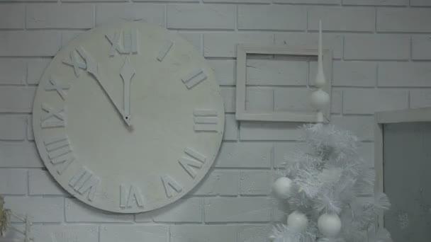 Kamer is ingericht in witte kerstboom en witte klok, Kerstmis witte kamer — Stockvideo