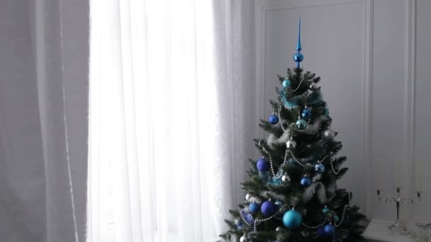 Ballo di Natale sull'albero di Natale. Decorazione . — Video Stock