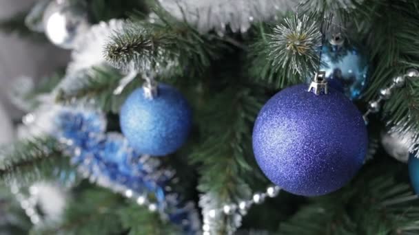 Bola de Navidad en el árbol de Navidad. Decoración . — Vídeos de Stock