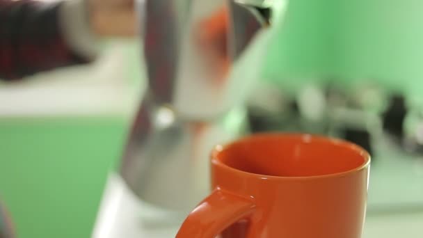 Рука наливает кофе в чашку, крупным планом — стоковое видео
