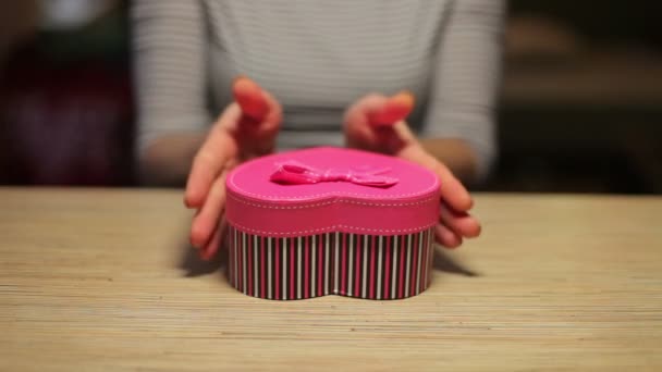 Caja abierta de manos de mujer con regalo para el día de San Valentín — Vídeo de stock