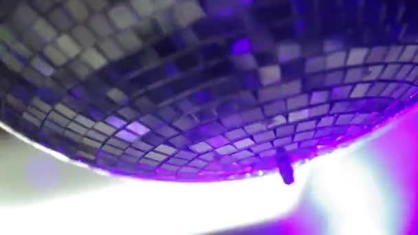 Espejo bola gira y brilla en la luz — Vídeo de stock