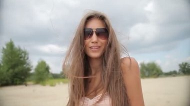 Seyir ve kamera gülümseme ile flört genç çekici güzel kadın. Seksi kız kamera ile flört