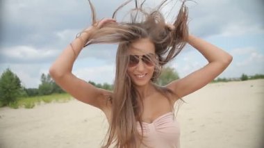 Seyir ve kamera gülümseme ile flört genç çekici güzel kadın. Seksi kız kamera ile flört. saçları çok dokunaklı