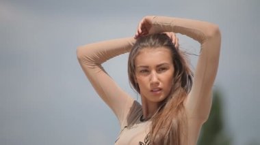 Güneşin altında poz bir şeffaf seksi tahrik edici elbise genç çekici kadın