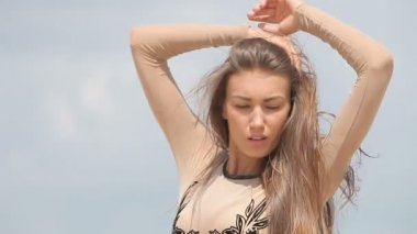 Güneşin altında poz bir şeffaf seksi tahrik edici elbise genç çekici kadın