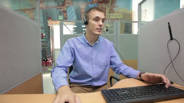 Operatore di call center che fornisce al cliente tutte le informazioni necessarie su un prodotto o servizio, operatore di call center — Video Stock