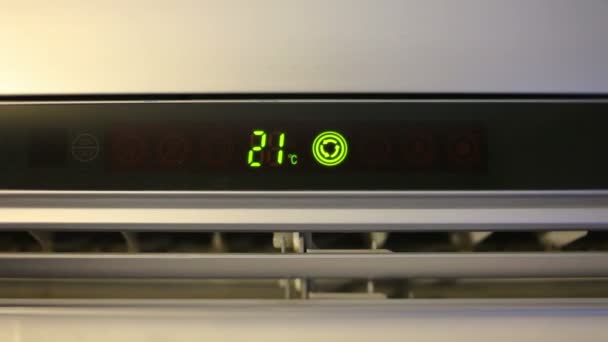 Un acondicionador de aire, apertura, muestra la temperatura, primer plano — Vídeos de Stock