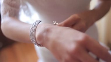 Gelin düğün takı bilezik bilek koymak, giyer