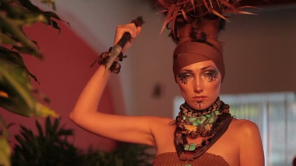 Модна фотосесія жіноча модель позує — стокове відео