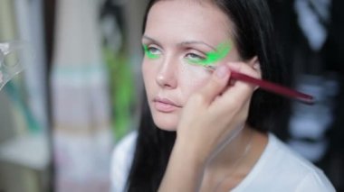 Visagiste modeli için makyaj yapar, profesyonel makyaj sanatçısı renklendiriyor modelinin göz, makyaj, profesyonel makyaj, vücut sanatı