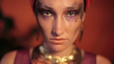 Moda fotoğraf kadın model poz, güzel kadın modeli, model bak ateş, yakın çekim
