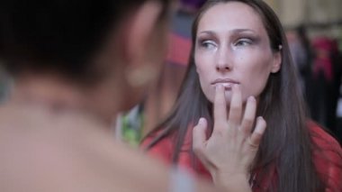 Visagiste modeli için makyaj yapar, profesyonel makyaj sanatçısı renklendiriyor modelin dudaklar, makyaj, profesyonel makyaj