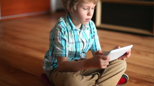Barn med hjälp av TabletPC. Tonåring pojke med hjälp av styrplattan. Underhållning med tablet Pc — Stockvideo