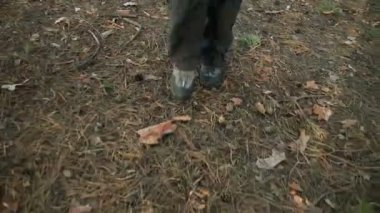 Yürüyüşçü orman yürüyüş yürüyüş ayakkabıları. Kadın zammı closeup içinde çizme. steadicam vurdu