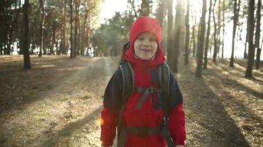 Çocuk dağ patikalarına, yolları, hiking sırt çantası, yürüyüşçü orman, zevk doğa kamp, Hiking ile maceraya yürüme