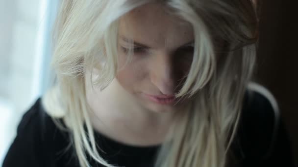 スマート フォン、窓の近くの美しい女の子チャット — ストック動画
